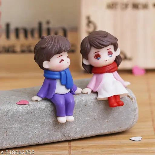 King Crafts Romantic Winter Couple Miniature Figurines – Hand-in-Hand Sitting Dolls