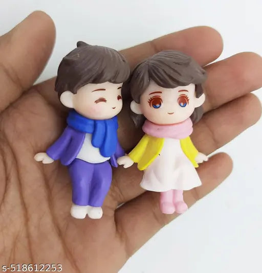 King Crafts Romantic Winter Couple Miniature Figurines – Hand-in-Hand Sitting Dolls