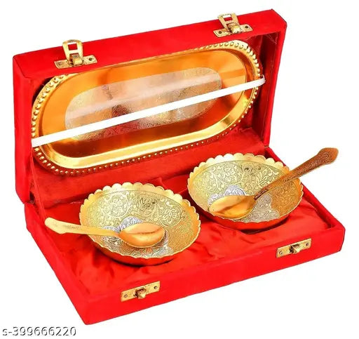 brings to you beautiful Silver and Double Tone Decorative Platter along with Awesome Royal Gift box to ensure royal look