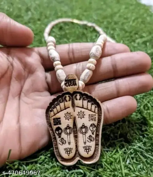 Tulsi mala original tulsi mala with Charan locket looks very beautiful